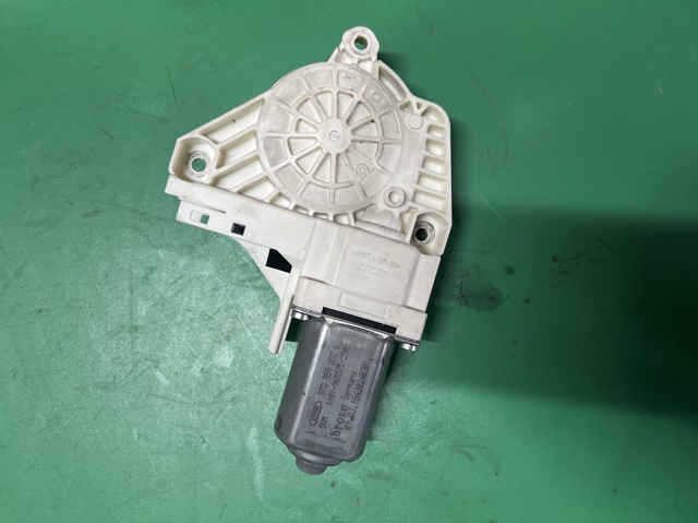 Мотор стеклоподъемника двери передней, правой 8T0959802B VAG