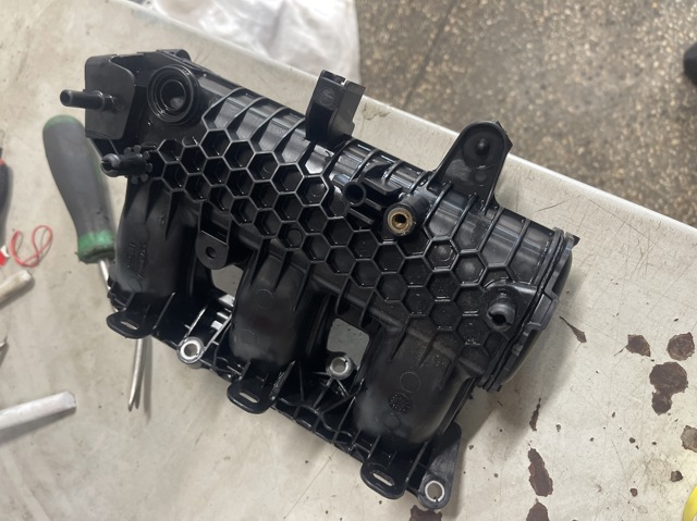 Коллектор впускной 9802101480 PEUGEOT