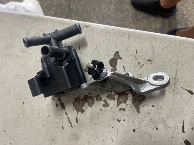 Водяной насос охлаждения электрический дополнительный 9807341480 PEUGEOT