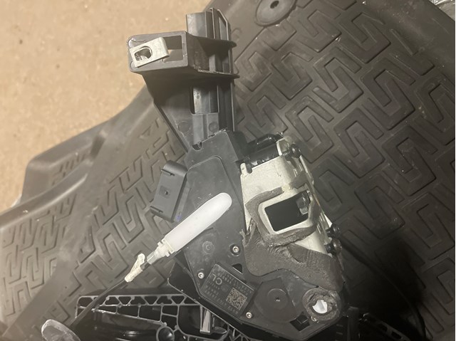 Замок задней левой двери BE8Z5426413B FORD