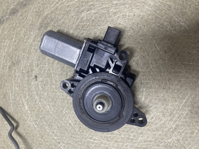 Мотор стеклоподъемника двери передней, правой D6515858XB MAZDA