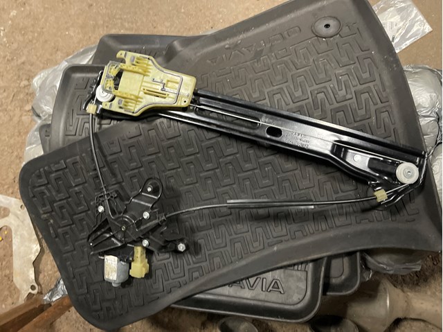 Механизм стеклоподъемника двери задней, левой DS7Z5427009A FORD