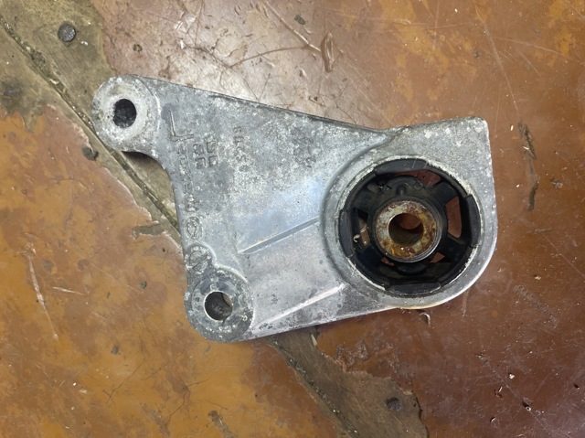 Траверса заднего редуктора, левая KD352868YA MAZDA