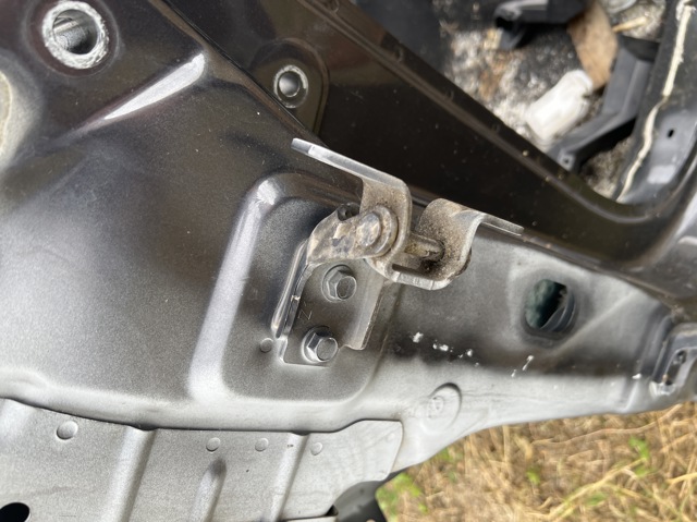 Петля передней двери, левой KD5359210 MAZDA
