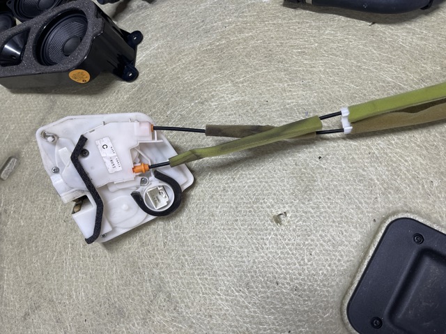 Замок двери водителя KD5359310 MAZDA