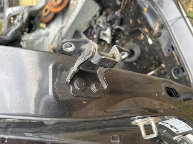 Петля задней левой двери KD5373210 MAZDA