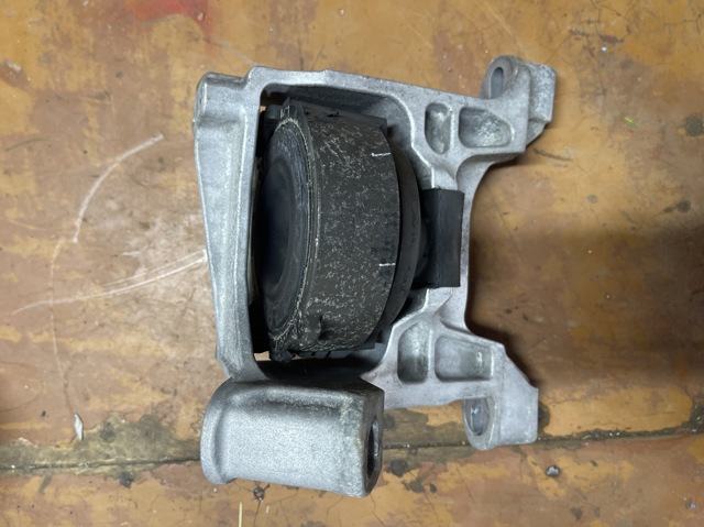 KE64-39-060 Mazda Подушка (опора) двигателя правая