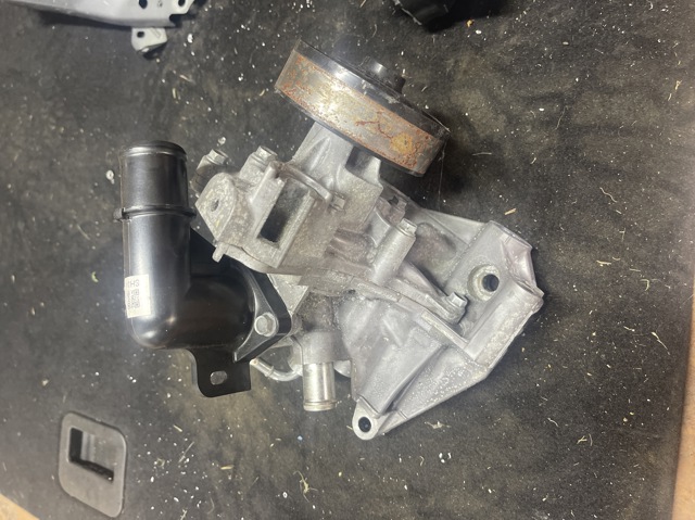 Водяной насос SH0115010A MAZDA