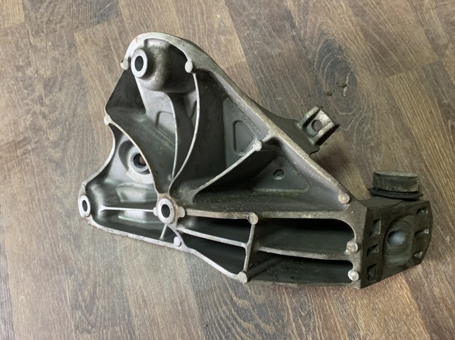 BMW 22116859785 Кронштейн подушки (опоры) двигателя левой в наличии Чернигов