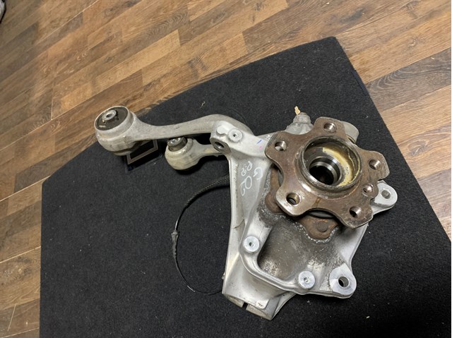 Цапфа передняя правая 31216882596 BMW