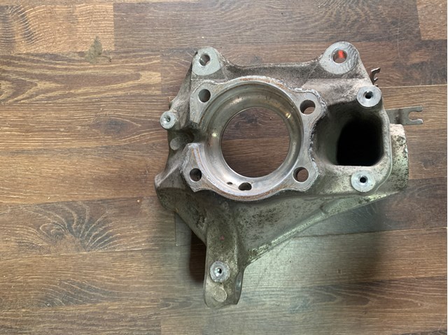BMW 31216882598 Цапфа передняя правая в наличии Каменское