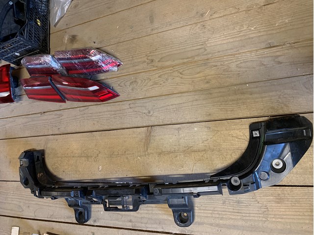 Кронштейн бампера заднего, центральный 51122990161 BMW