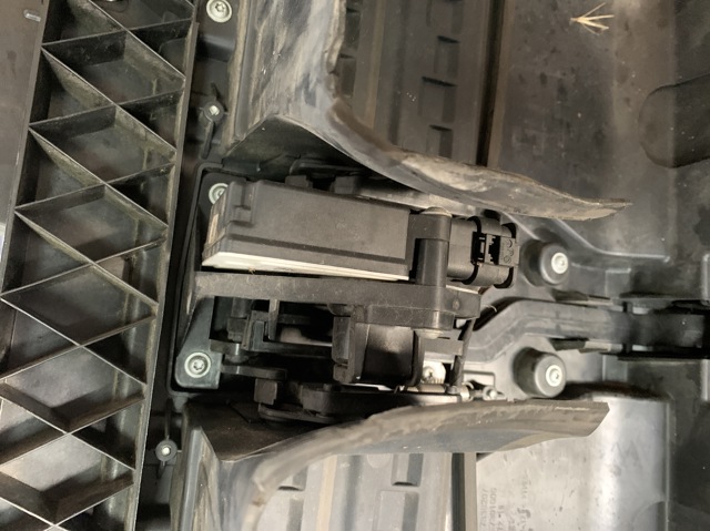 BMW 51747338207 Дефлектор радиатора в наличии Украина