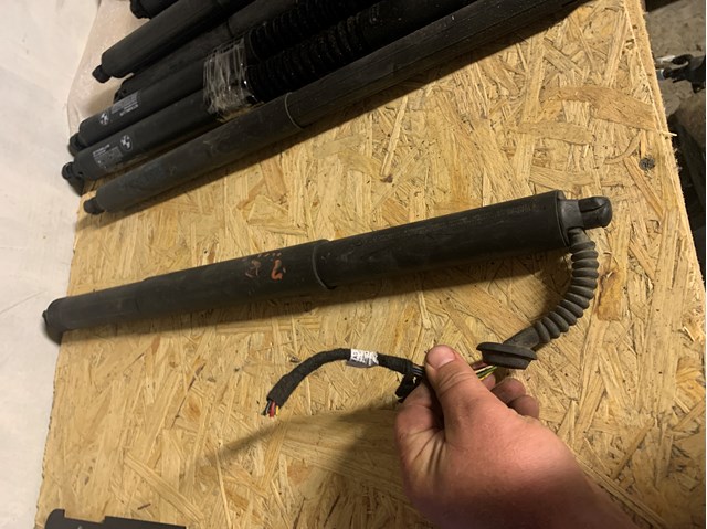 Амортизатор двери багажника Ауди КУ5