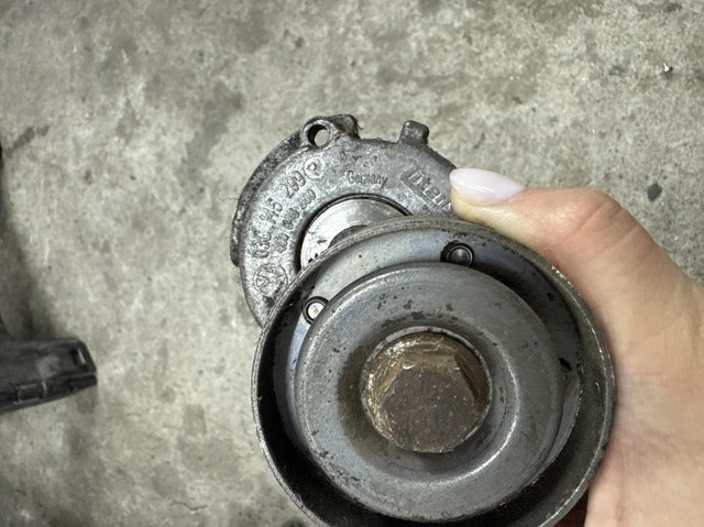 Натяжитель клинового ремня 03C145299 VAG