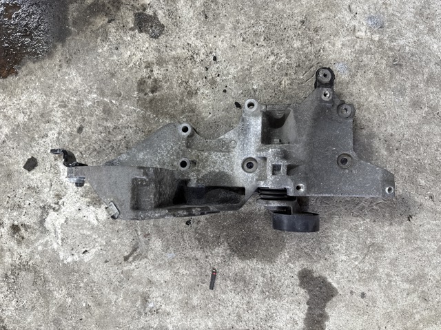 Кронштейн генератора 03L903139D VAG