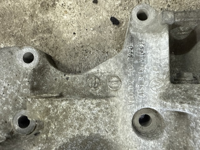 03L903139D VAG Кронштейн генератора купить в Ужгород