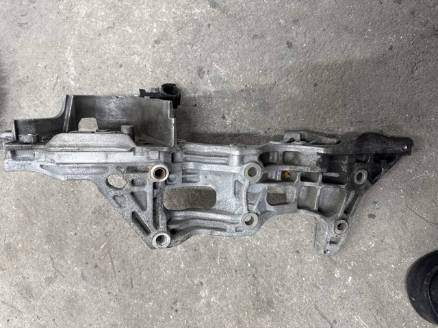 VAG 04L903143B Кронштейн генератора в наличии Кривой Рог