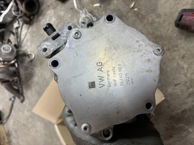 Насос вакуумный 06J145100F VAG