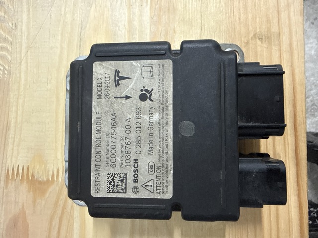 Модуль-процессор управления подушкой безопасности (ЭБУ AIRBAG) 103676700A TESLA