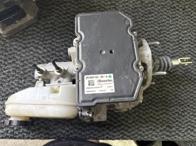 Цилиндр тормозной, главный 103712300A TESLA