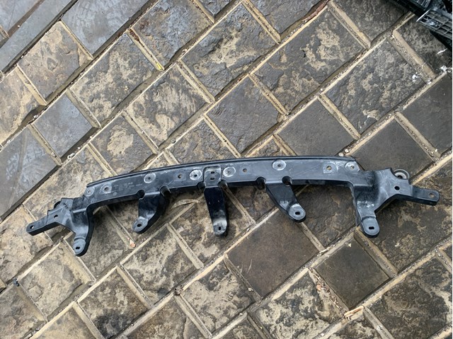 Кронштейн решетки радиатора 104702000E Tesla Model