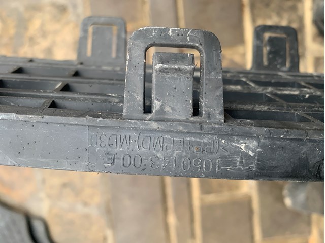 Решетка радиатора 105014300E Tesla Model