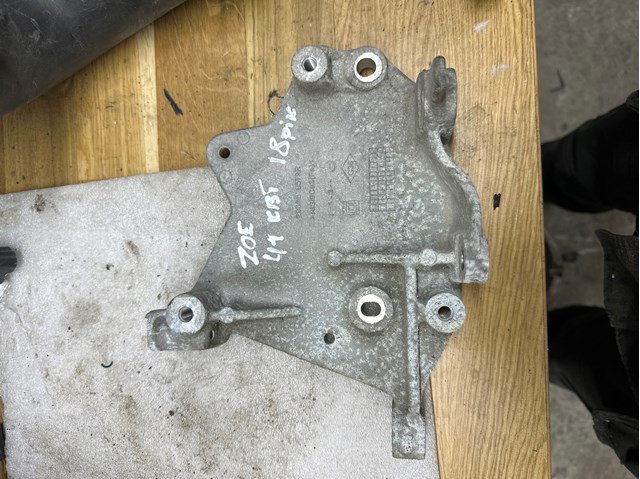 Кронштейн подушки (опоры) двигателя, верхней 296A68579R RENAULT