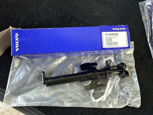 Форсунка омывателя передней левой фары 31349382 VOLVO