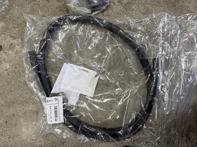 Уплотнитель капота 51767419379 BMW
