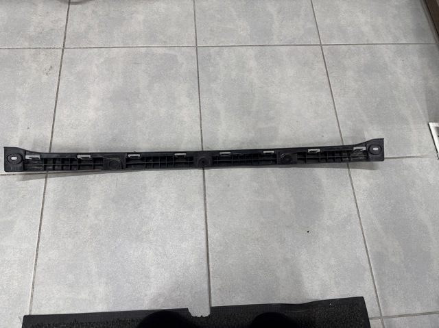 TESLA 600772400E Кронштейн бампера заднего центральный в наличии Чернигов
