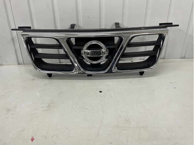 Облицовка радиатора 623108H700 NISSAN