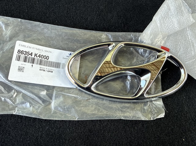 Эмблема переднего бампера 86354K4000 HYUNDAI