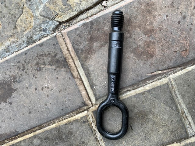 Крюк буксирный передний 8K0805615A VAG