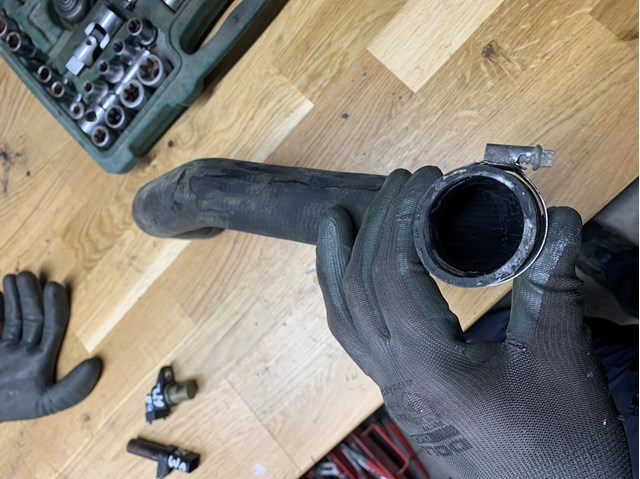 9015012782 MERCEDES Патрубок радиатора купить в Каменское