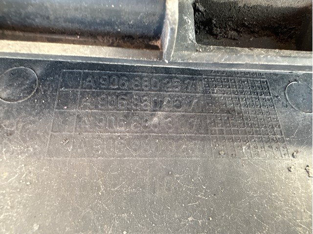 Задний бампер 9068803271 MERCEDES