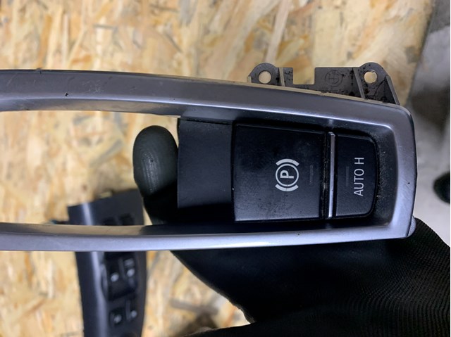 Кнопка электромеханического стояночного тормоза 9217594 BMW