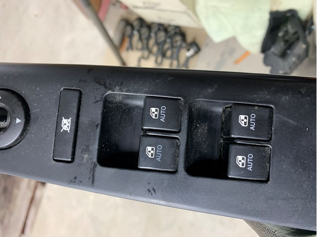 Кнопки переднего левого стеклоподъёмника 935701H120 HYUNDAI