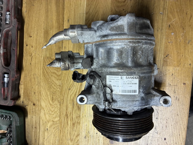 Компрессор системы кондиционирования A0008303902 MERCEDES