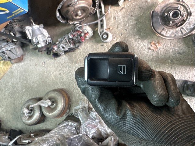 Кнопка подъемника переднего правого стекла A2049055502 MERCEDES