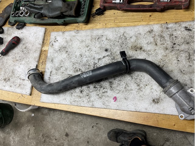 Патрубок системы охлаждения A2115015382 MERCEDES