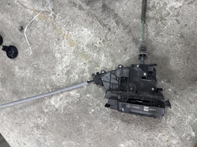 Замок передней пассажирской двери A2220063999 MERCEDES