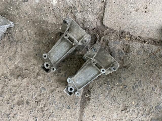 Кронштейн подушки (опоры) двигателя, левой A6122230004 MERCEDES