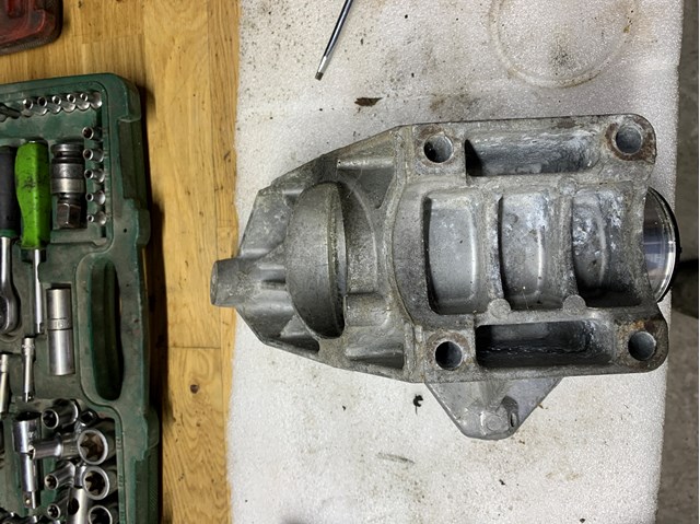 Кронштейн подушки (опоры) двигателя, левой A6462230004 MERCEDES