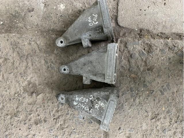 Кронштейн подушки (опоры) двигателя, правой A6462230204 MERCEDES