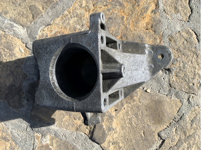 Кронштейн подушки (опоры) двигателя, левой A6462230404 MERCEDES