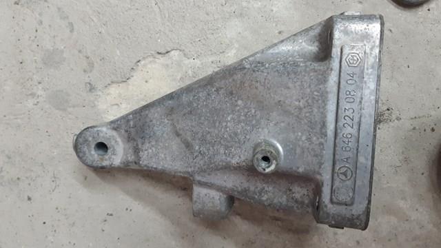 Кронштейн подушки (опоры) двигателя, правой A6462230804 MERCEDES
