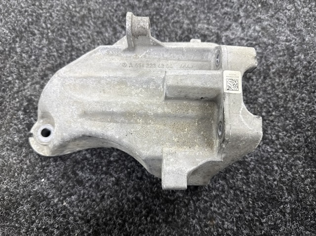 Кронштейн подушки (опоры) двигателя, левой A6512234204 MERCEDES