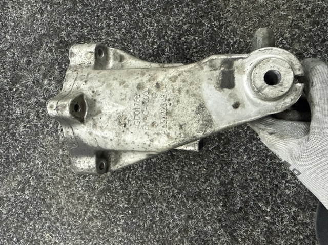 Кронштейн подушки (опоры) двигателя, правой A6512234304 MERCEDES