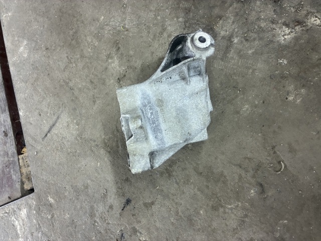 Кронштейн подушки (опоры) двигателя, правой A6512235004 MERCEDES
